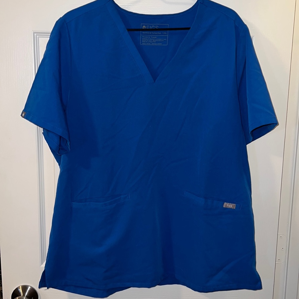 Figs Casma™ Three-Pocket Scrub Top Royal Blue I have 4 tops available all XXL